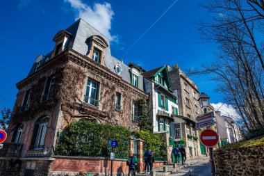 Paris, Fransa - Mart, 2018: Köşe ünlü Paris Montmartre mahallede dik sokaklarında