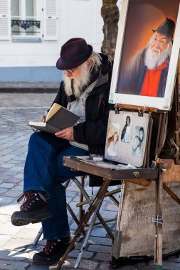 Paris, Fransa - Mart, 2018: Kıdemli sanatçı, ünlü Place du Tertre Montmartre mahallede çalışma sakallı.
