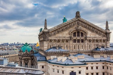Bir çatıda bir soğuk kış günü gördüm güzel Paris şehri