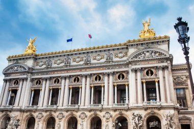 Ulusal bir soğuk kış gününde Paris Opera Garnier olarak da adlandırılan Müzik Akademisi Fransa
