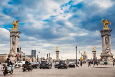 Paris, Fransa - Mart, 2018: Bir dondurucu kış günde Paris Pont Alexandre III