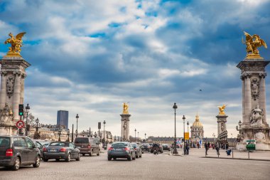 Paris, Fransa - Mart, 2018: Bir dondurucu kış günde Paris Pont Alexandre III