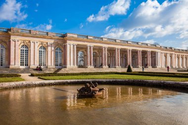 Paris, Fransa - Mart, 2018: Grand Trianon de hemen önce bahar soğuk bir kış günü Versailles Sarayı
