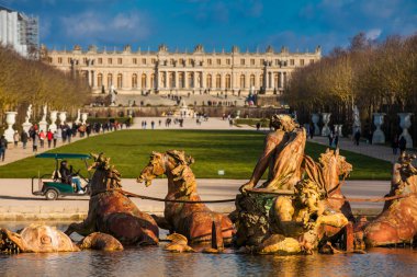 Paris, Fransa - Mart, 2018: Apollo Çeşmesi, günde dondurucu kış bahar hemen önce Versailles Sarayı'nın bahçesinde