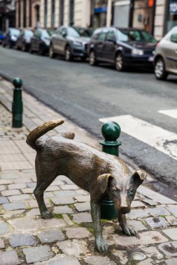 Brussels, Belçika - Mart, 2018: Köpek peeing heykel Zinneke PIS denir.