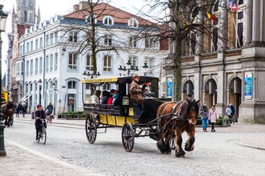 Bruges, Belçika - Mart, 2018: insanlar bir at tarafından çekti bir vagon üzerinde güzel Bruges Şehir etrafında tur