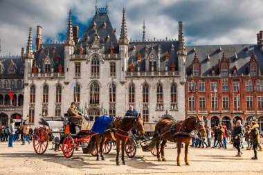 Bruges, Belçika - Mart, 2018: güzel Bruges Şehir bir at tarafından çekti taşıma