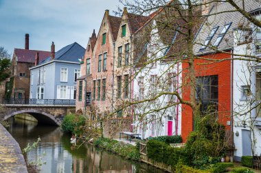 Belçika'daki tarihi ve güzel Bruges şehrin kanallar