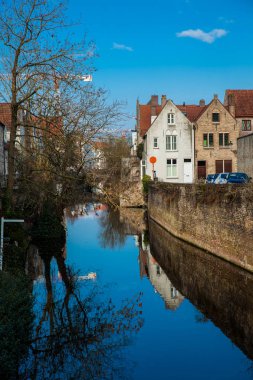 Bruges, Belçika - Mart, 2018: Şehrin tarihi ve güzel Bruges Belçika kanallar