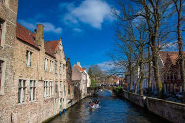 Bruges, Belçika - Mart, 2018: Şehrin tarihi ve güzel Bruges Belçika kanallar