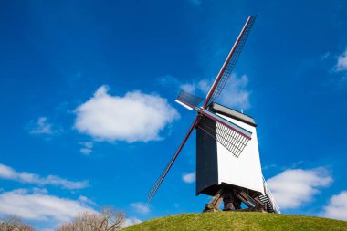 Bir güzel kış mavi gökyüzü altında sadece bahar önce tarihsel Bruges town adlı yel değirmeni