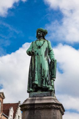 Ressam Jan Van Eyck Bruges tarihi kasaba Belçika adlı heykeli
