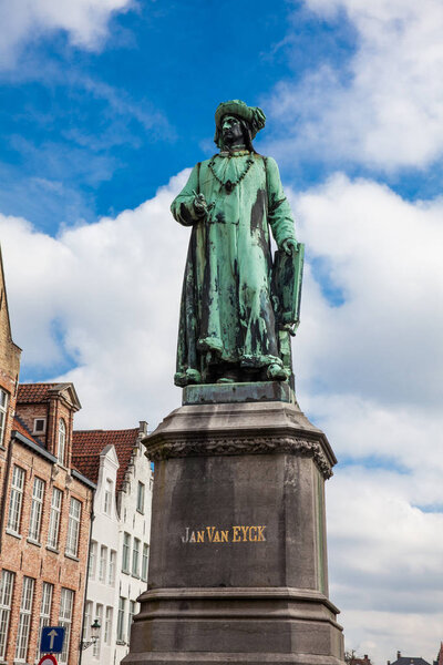 Памятник художнику Яну Ван Эйку в историческом городе Брюгге в Бельгии
