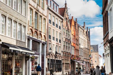 Bruges, Belçika - Mart, 2018: Güzel Bruges tarihi kasaba sokaklarında