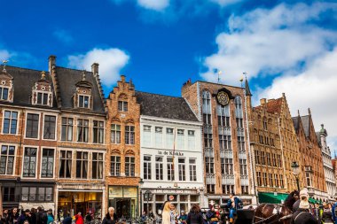 Bruges, Belçika - Mart, 2018: Bruges pazar meydanında, turist
