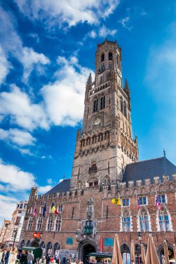 Bruges, Belçika - Mart, 2018: Çan Kulesi, Bruges Pazar Meydanı