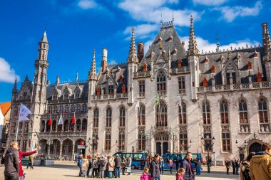 Bruges, Belçika - Mart, 2018: İl mahkeme ve Historium Bruges Pazar yeri binalarda