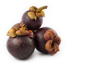 Beyaz arka plan üzerinde izole mor mangosteen (Garcinia mangostana)