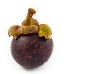 Beyaz arka plan üzerinde izole mor mangosteen (Garcinia mangostana)