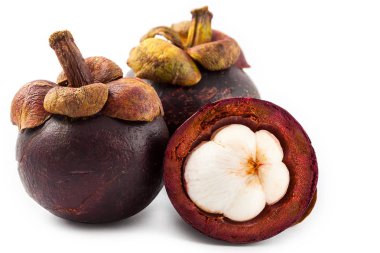 Beyaz arka plan üzerinde izole mor mangosteen (Garcinia mangostana)