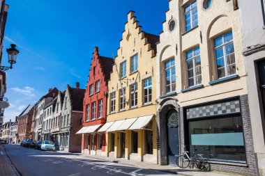 Bisiklet ve tarihi kasaba Bruges, renkli geleneksel evleri