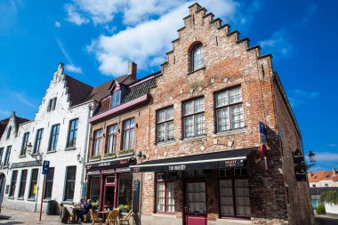 Bruges, Belçika - Mart, 2018: İnsanlar Bruges tarihi kasaba bir restoranda