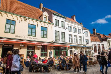 Bruges, Belçika - Mart, 2018: İnsanlar Bruges tarihi kasaba bir restoranda