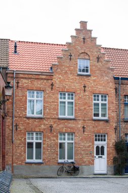 Bisiklet ve tarihi kasaba Bruges adlı geleneksel evleri