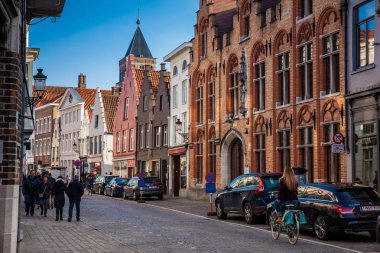Bruges, Belçika - Mart, 2018: Bruges tarihi kasaba güzel sokaklarında, Biker