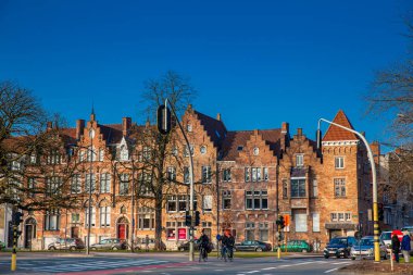 Bruges, Belçika - Mart, 2018: Bruges tarihi kasaba güzel sokaklarında, Biker