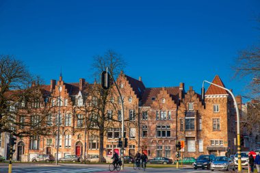 Bruges, Belçika - Mart, 2018: Bruges tarihi kasaba güzel sokaklarında, Biker