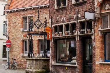 Bruges tarihi kasaba güzel bir köşede de antik su