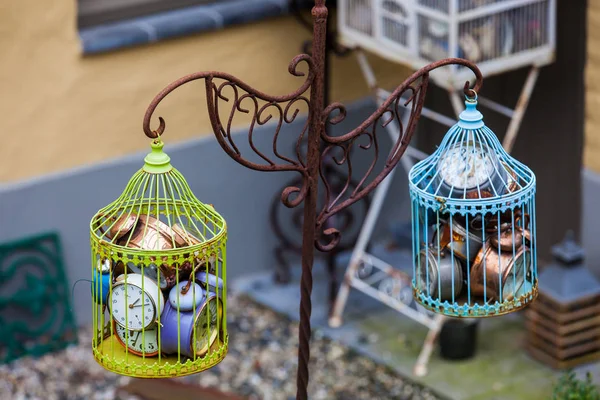 Relojes Alarma Antiguos Una Jaula Aves — Foto de Stock