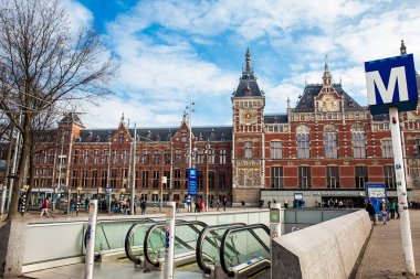 Amsterdam, Hollanda - Mart, 2018: Amsterdam Centraal metro tren istasyonunun eski Merkez İlçe