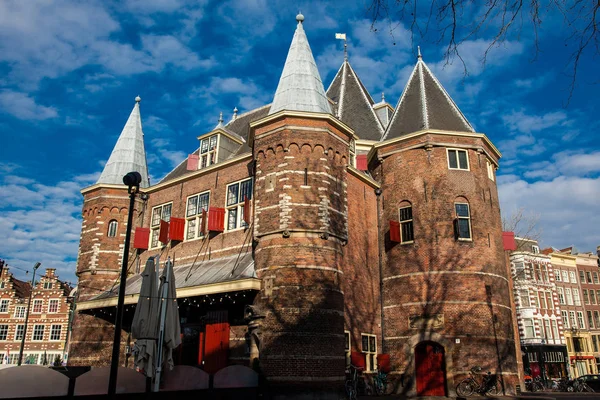 Wiecznym Budynku Przy Placu Nieuwmarkt Amsterdam — Zdjęcie stockowe