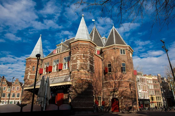 Hermoso Edificio Del Siglo Situado Plaza Nieuwmarkt Ámsterdam — Foto de Stock