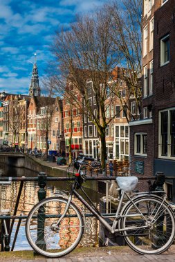 Amsterdam, Hollanda - Mart, 2018: Kanallar ve bisiklet Hollanda Amsterdam City