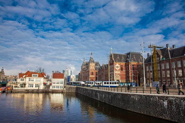 Амстердам Нідерланди Березень 2018 Каналів Центральний Залізничний Вокзал Трамваї Старому — стокове фото
