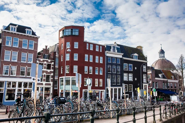 Amsterdam Nizozemsko Březen 2018 Krásnou Architekturu Mnoho Jízdních Kol Zaparkované — Stock fotografie