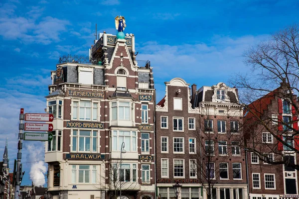 Amsterdam Países Bajos Marzo 2018 Hermosos Edificios Casco Antiguo Ámsterdam — Foto de Stock