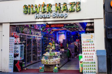 Amsterdam, Hollanda - Mart, 2018: Esrar ürünleri dükkanında Amsterdam'da eski Merkez İlçe