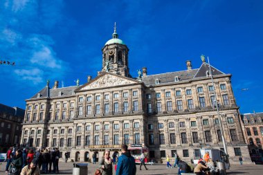 Amsterdam, Hollanda - Mart, 2018: Turist Dam Square'de bulunan Amsterdam Kraliyet Sarayı
