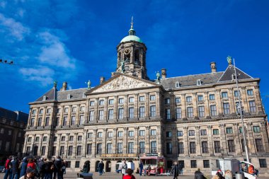Amsterdam, Hollanda - Mart, 2018: Turist Dam Square'de bulunan Amsterdam Kraliyet Sarayı