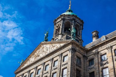 Ayrıntı Dam Square'de bulunan Amsterdam Kraliyet Sarayı