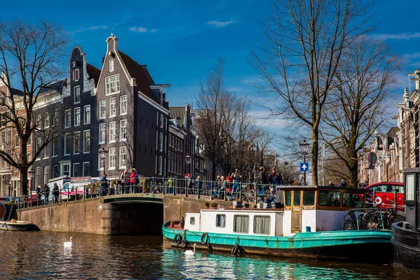 荷兰阿姆斯特丹 2018年3月 阿姆斯特丹旧城区的运河 小船和美丽的建筑 — 图库照片