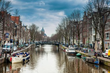 Amsterdam, Hollanda - Mart, 2018: Kanallar, tekneler ve Amsterdam'ın eski Merkez ilçe, güzel mimari