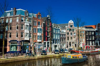 Amsterdam, Hollanda - Mart, 2018: Kanallar, tekneler ve Amsterdam'ın eski Merkez ilçe, güzel mimari