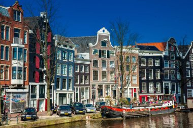 Amsterdam, Hollanda - Mart, 2018: Kanallar, tekneler ve Amsterdam'ın eski Merkez ilçe, güzel mimari