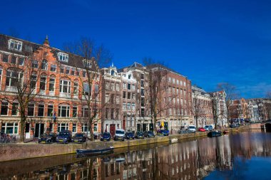 Amsterdam, Hollanda - Mart, 2018: Kanallar, tekneler ve Amsterdam'ın eski Merkez ilçe, güzel mimari