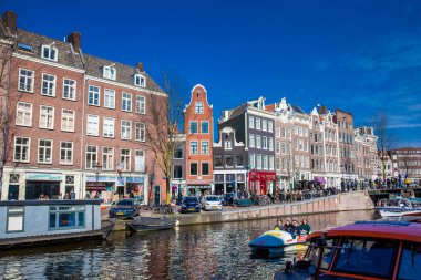 Amsterdam, Hollanda - Mart, 2018: Kanallar, tekneler ve Amsterdam'ın eski Merkez ilçe, güzel mimari